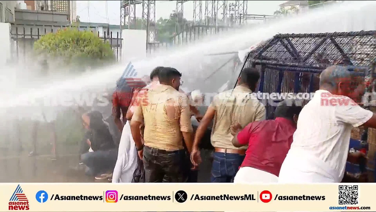മിനികൂപ്പർ അപകടം: പ്രതിയെ പൊലീസ് സംരക്ഷിക്കുന്നു, നെടുമ്പാശ്ശേരി പൊലീസ് സ്റ്റേഷനിലേക്ക് DYFI മാർച്ച്