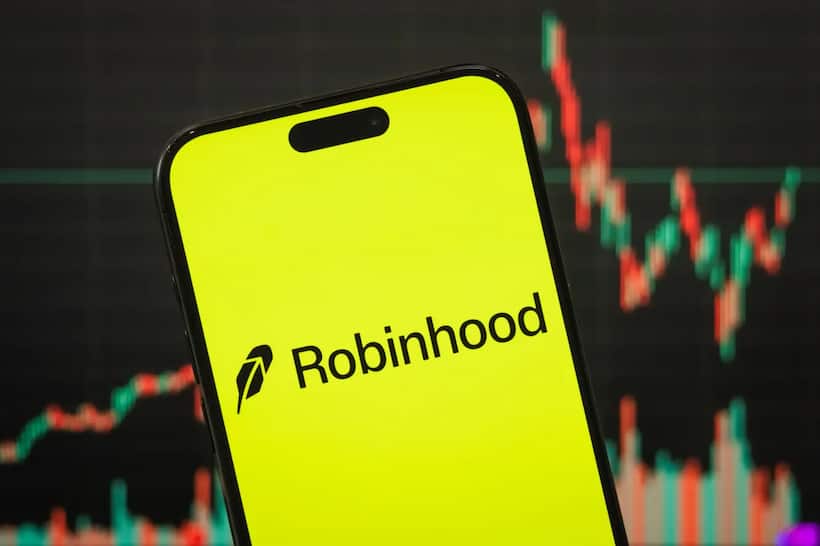 https://stocktwits.com/news articles/markets/equity/is robinhood down users report errors/chliXk7RRbN