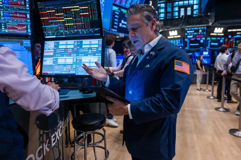 https://stocktwits.com/news articles/markets/equity/will sp 500 end 2025 in green most stocktwits users think so/chm43XNRRdy