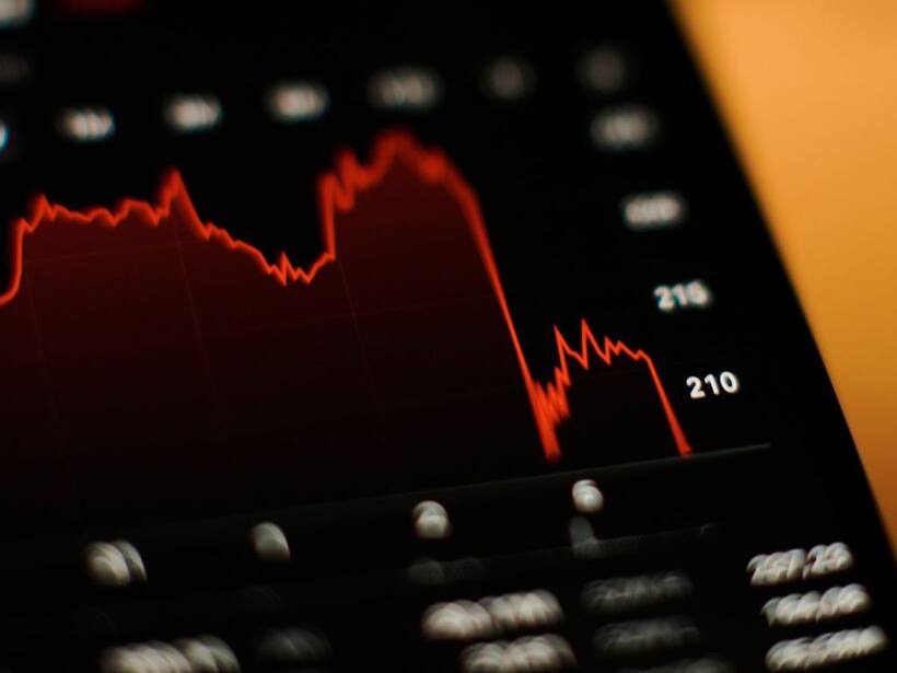 https://stocktwits.com/news articles/markets/equity/dxc tech stock slides on sour guidance but retail s bullish/chitl8LRbVT