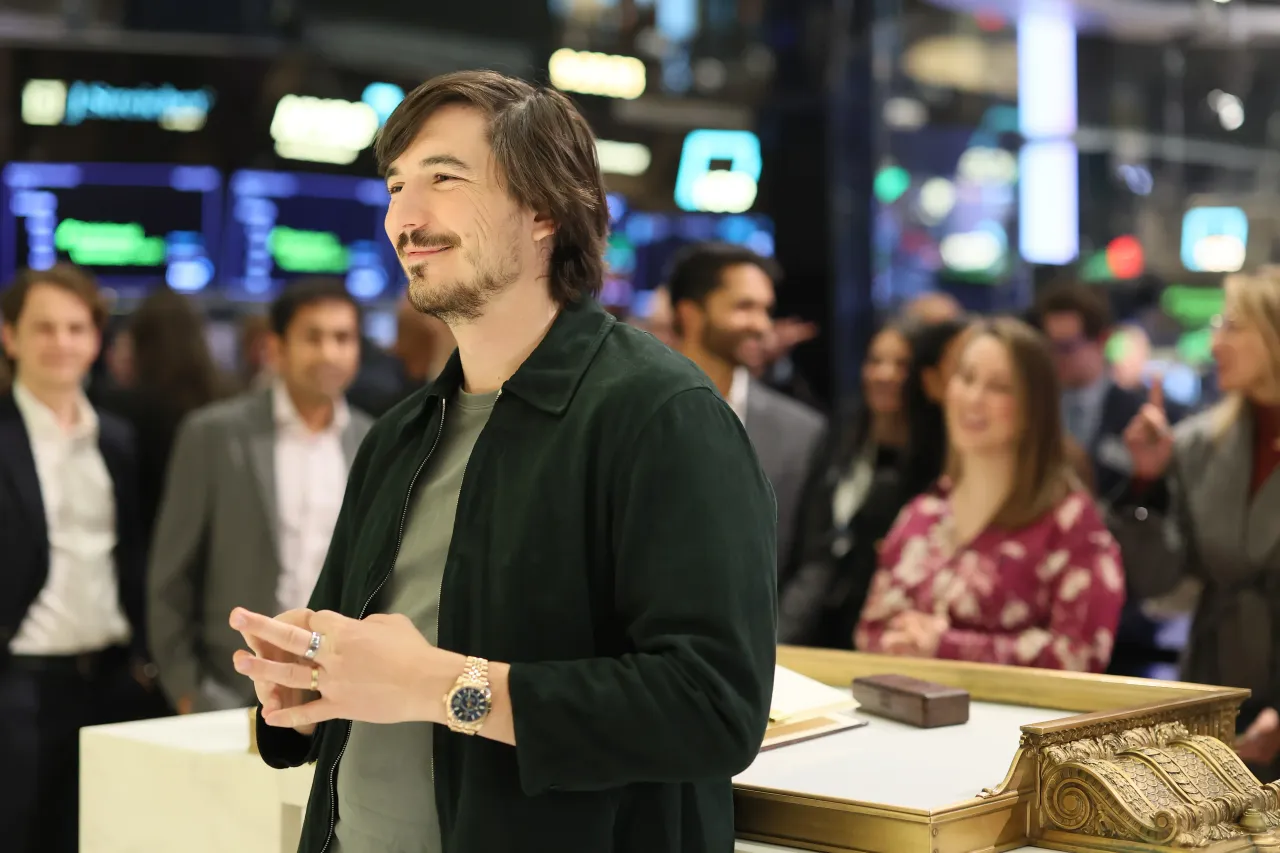 Cathie Wood’s ARK Sells HOOD Stock Again – Even As Robinhood Hits 1M Gold Cards, Launches Platinum Card