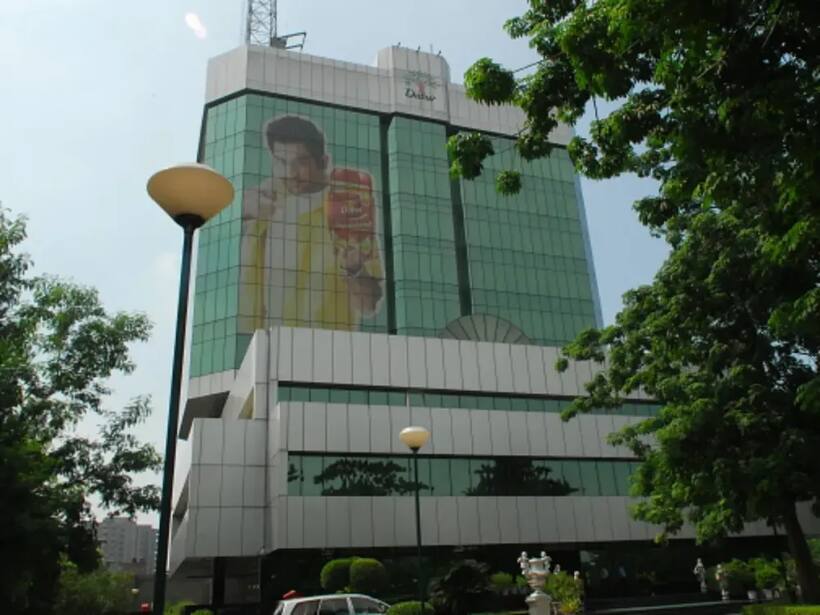 https://stocktwits.com/news articles/markets/equity/dabur india shares dip after weak q4 sebi ra says recovery hinges on 495 breakout/chifapJRbjx