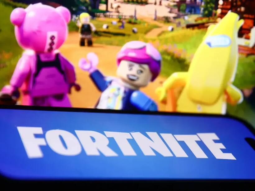 https://stocktwits.com/news articles/markets/equity/fortnite pulled from ios worldwide in renewed apple epic games clash/chiw5YVRbnY