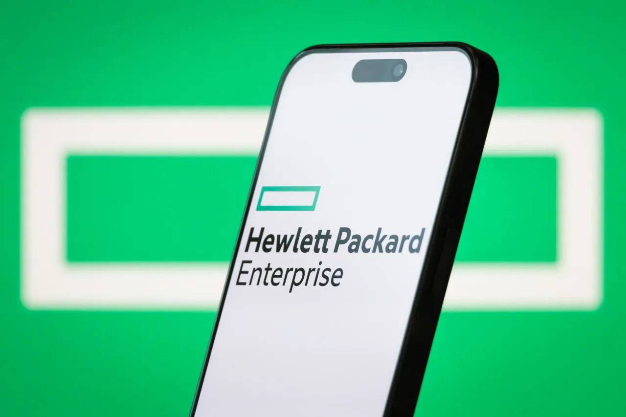 https://stocktwits.com/news articles/markets/equity/hewlett packard enterprise launches server line up with amd chips/chmJqXARREr