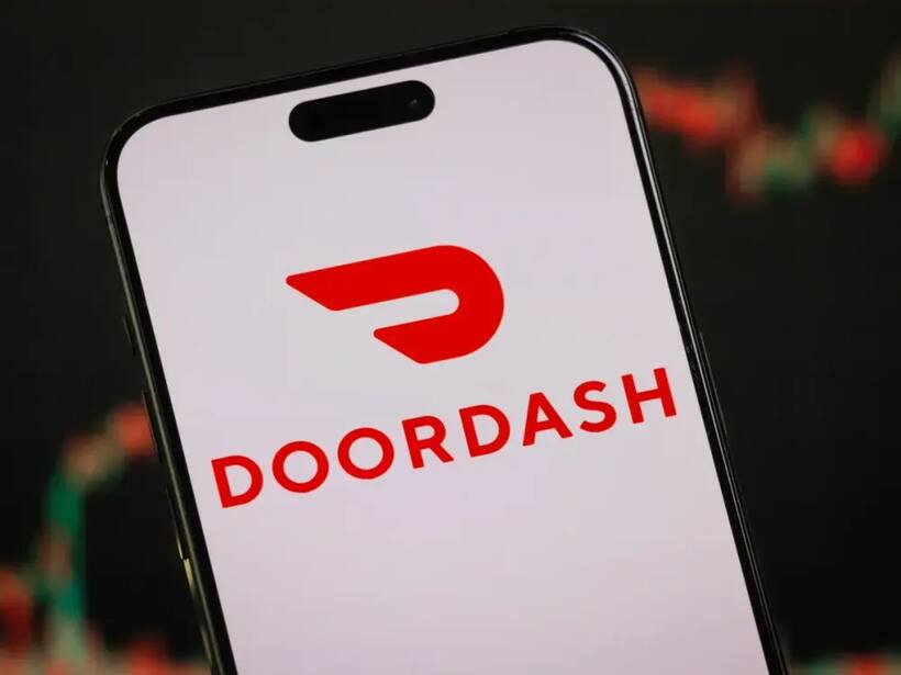 https://stocktwits.com/news articles/markets/equity/cathie wood s ark investment reportedly starts position in door dash retail stays optimistic/chlYsEvRRT8