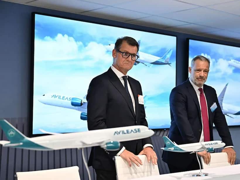 https://stocktwits.com/news articles/markets/equity/boeing flies under the radar in paris airshow as airbus dominates new orders/chlYManRRTA