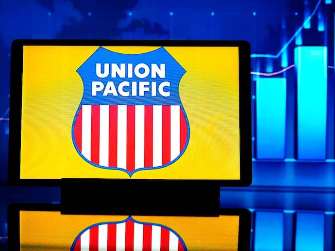 Union Pacific Stock Surges On Better-Than-Expected Q4 Earnings: Retail Sentiment Soars To Year-High
