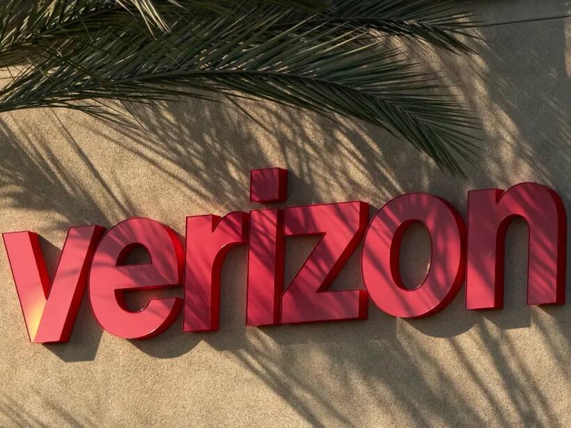 https://stocktwits.com/news articles/markets/equity/verizon q1 2025 earnings top estimates subscriber decline triggers stock drop/chQSAlJRbXL