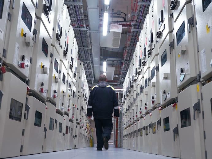Wells Fargo Flags Potential Data Center Spending Slowdown At Amazon: Retail Sentiment Sours On Tech Stocks