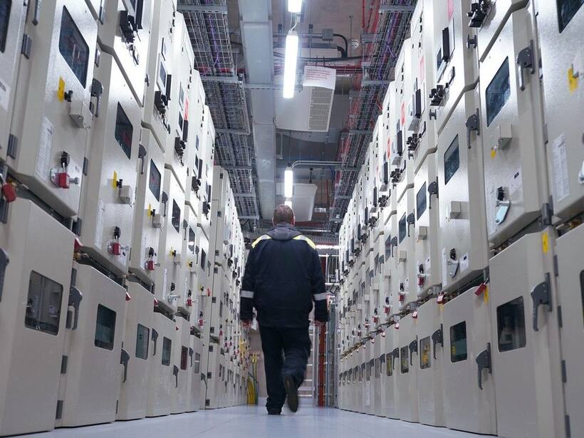 Wells Fargo Flags Potential Data Center Spending Slowdown At Amazon: Retail Sentiment Sours On Tech Stocks
