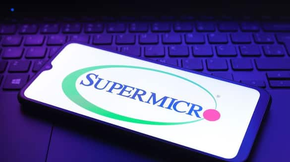 Super Micro Among Best-Performing S&P 500 Stocks This Year Despite Market Mayhem: Retail Mood Stays Dim