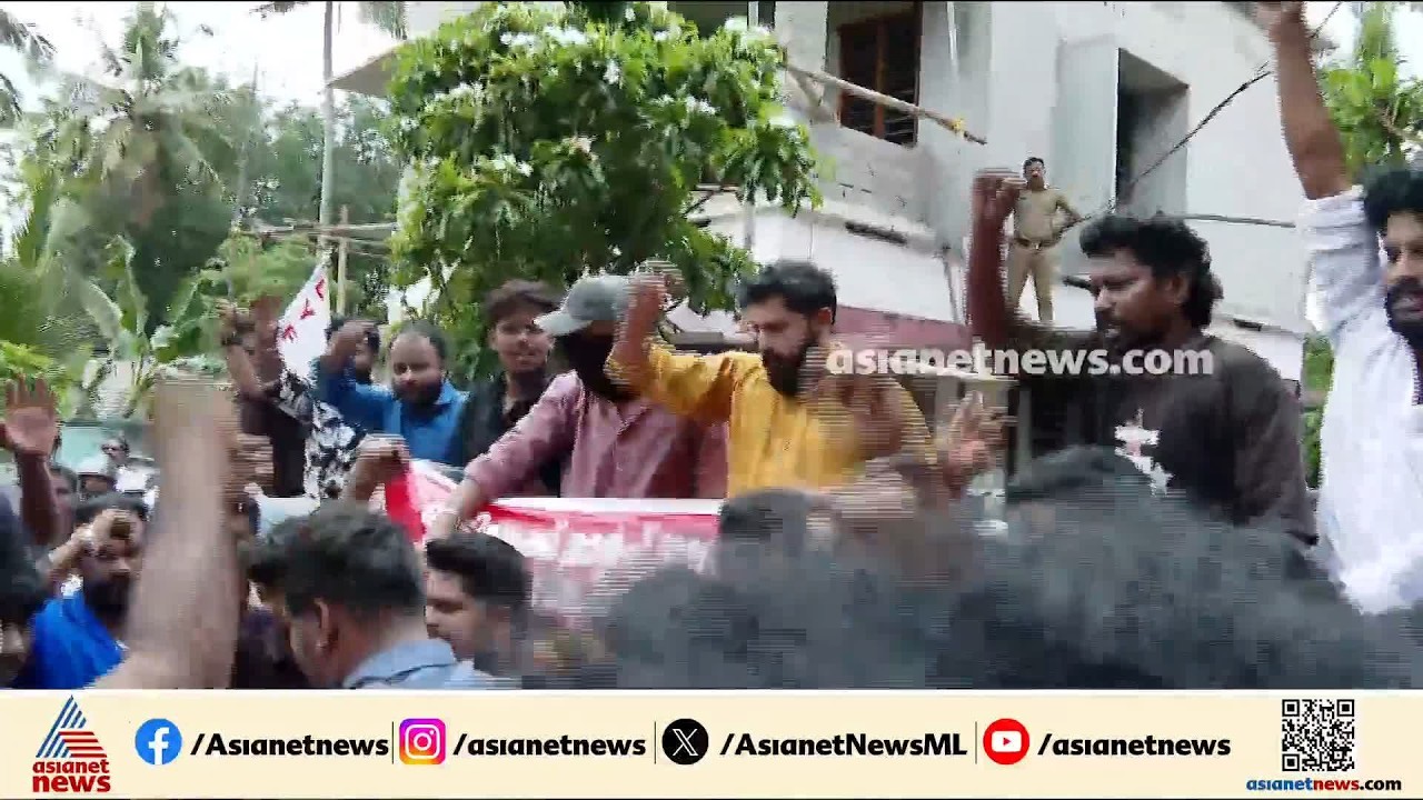 'പൂക്കി മോന്റെ വാക്കുംകേട്ട് വന്നാൽ..'; ക​ന്റോൺമെ​ന്റ് സിഐയുടെ വീട്ടിലേക്ക് DYFI മാർച്ച്