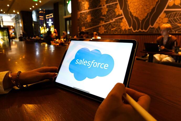 Salesforce Stock Sinks As Weak Guidance Dents Sentiment, But Retail Undeterred  