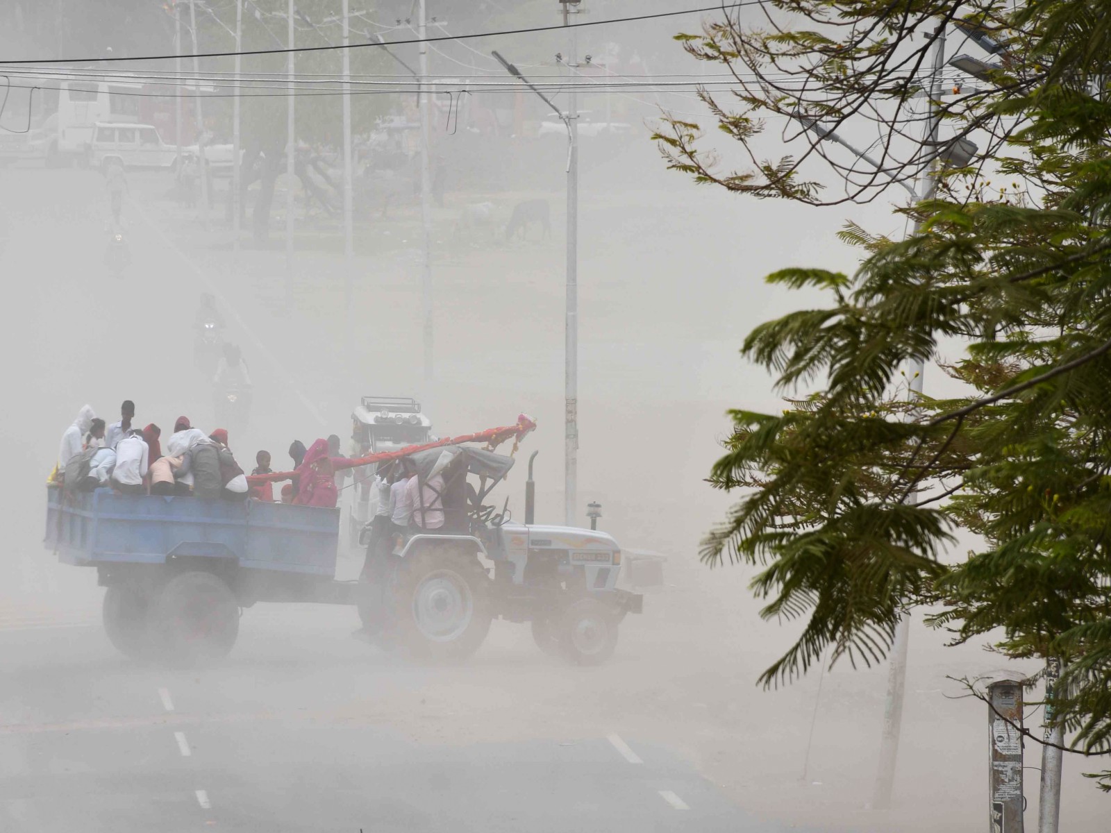 Haze engulfs Delhi, air quality enters 'poor' category at 238 AQI