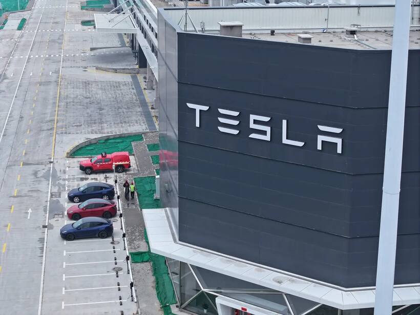https://stocktwits.com/news articles/markets/equity/tesla q2 deliveries expected to fall below consensus jpmorgan underscores sizable shortfall/chmZF6zRR7Q