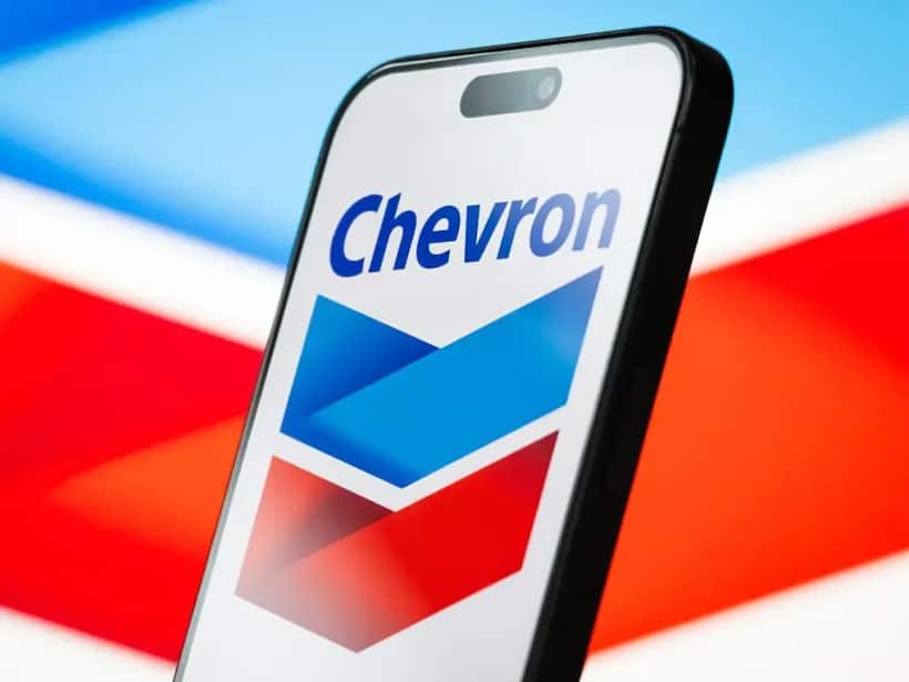 https://stocktwits.com/news articles/markets/equity/chevron joins peers in lithium push with entry into smackover formation/chlrHZyRRcY
