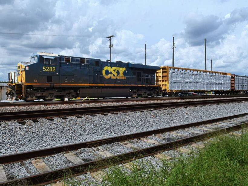 CSX Stock Falls Pre-Market on Q4 Revenue Miss, Lower Profit: Retail Reaction Muted
