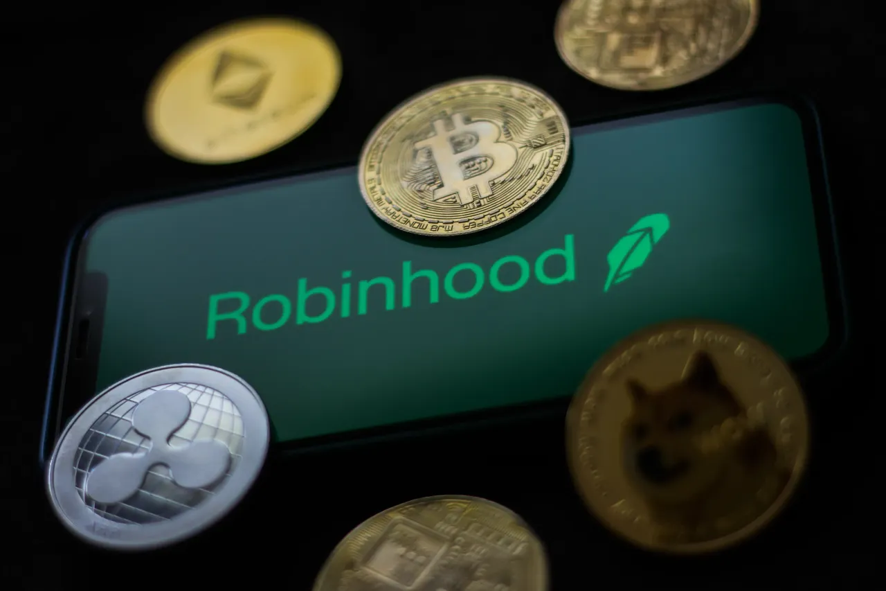 Robinhood Stock Rises: Fintech Pushes Beyond Crypto With $695 Platinum Card For High-End Spenders