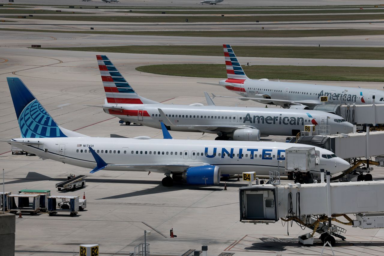 UAL, AAL, DAL Stocks Suffer Weekly Loss: Barclays Cuts Price Targets But Sees A Silver Lining 