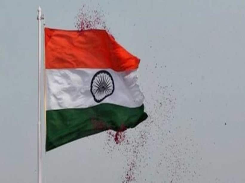 Independence Day : త్రివర్ణ పతాకంతో పాటు కాషాయ జెండా ఎగురవేసే య‌త్నం.. 