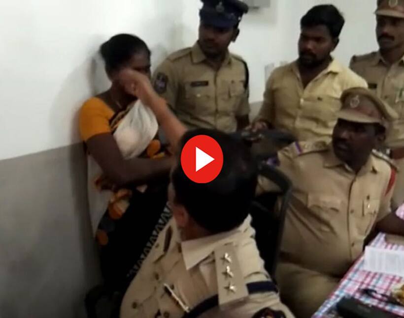ఈ పనిచేసిన పోలీసు బాస్ పై వేటు (వీడియో)