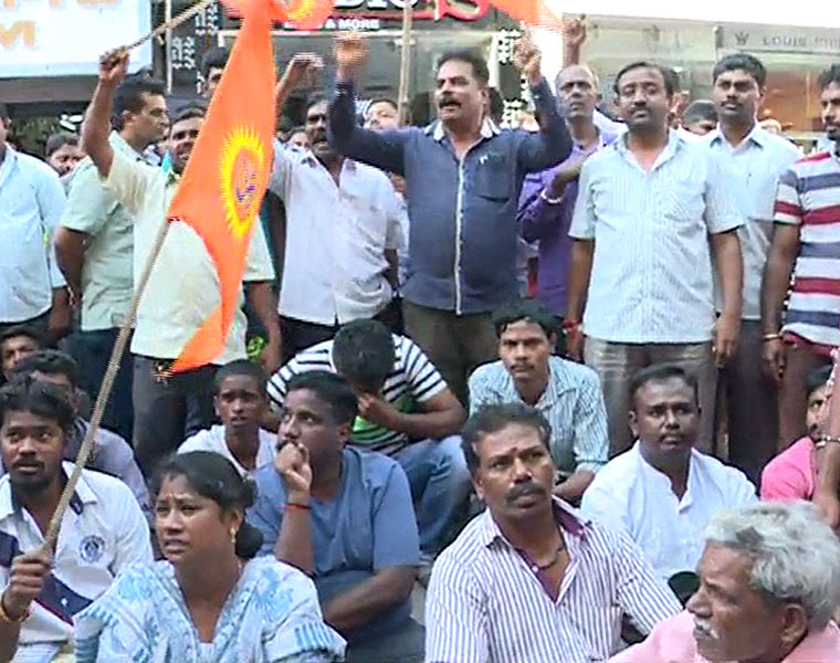 rss activists stage protest at commercial street in rudresh murder case