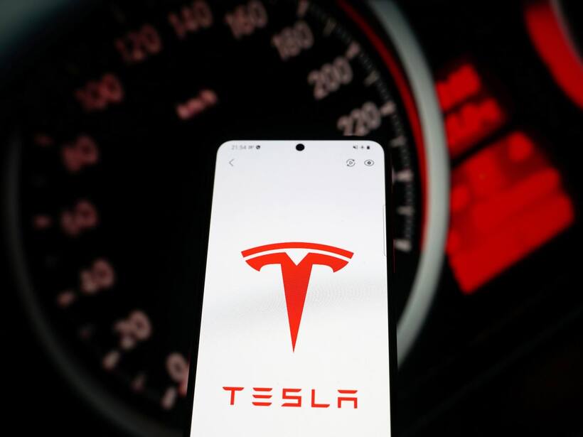 Tesla’s Record Breaking Rally Continues With New $500+ Price Target, But Retail Sentiment Lags