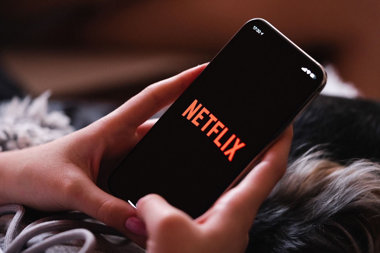 Netflix Hits Fresh Peak After Analysts Downplay Livestream Issues: Retail Takes A Breather