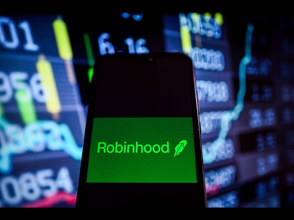 Robinhood Stock Climbs Pre-Market On Goldman Sachs Upgrade And Price-Target Hike, But Retail Views Are Mixed