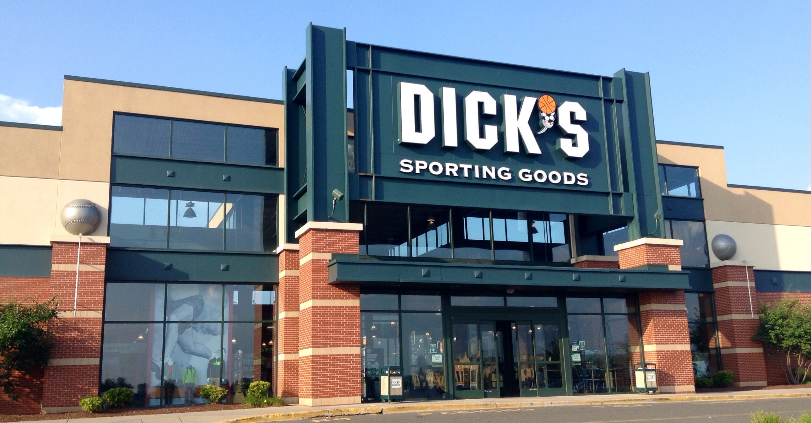 Dick’s Sporting Goods Stock Rises Ahead Of Q3 Earnings: Retail’s Cautiously Optimistic