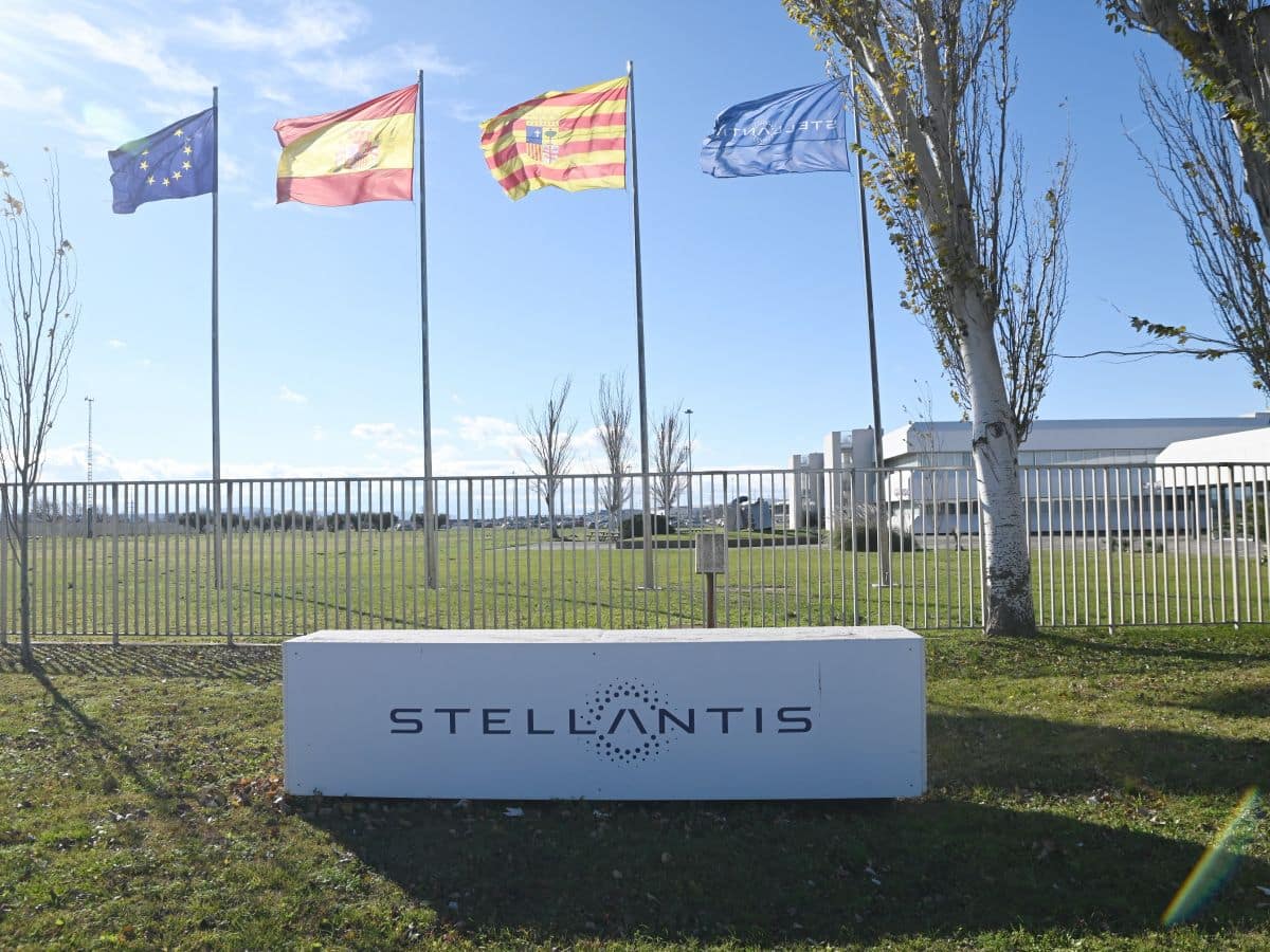 Stellantis Stock Climbs On $4B EV Battery Plant JV With CATL In Europe: Retail On The Fence