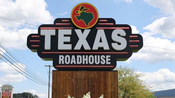 Texas Roadhouse Stock In Focus On Analyst Price Target Revisions: Retail Sentiment Brightens