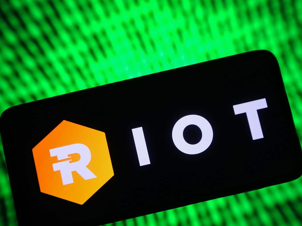 Riot Platforms Stock Edges Lower On Completing $525M Fund Raise To Buy Bitcoin: Retail Waiting For Rally 