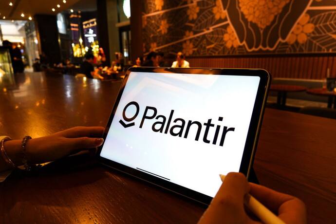Palantir Stock Teetering On Brink Of Bear Territory After Another Analyst Maintains Sell Recommendation: Retail Maintains Bearish View