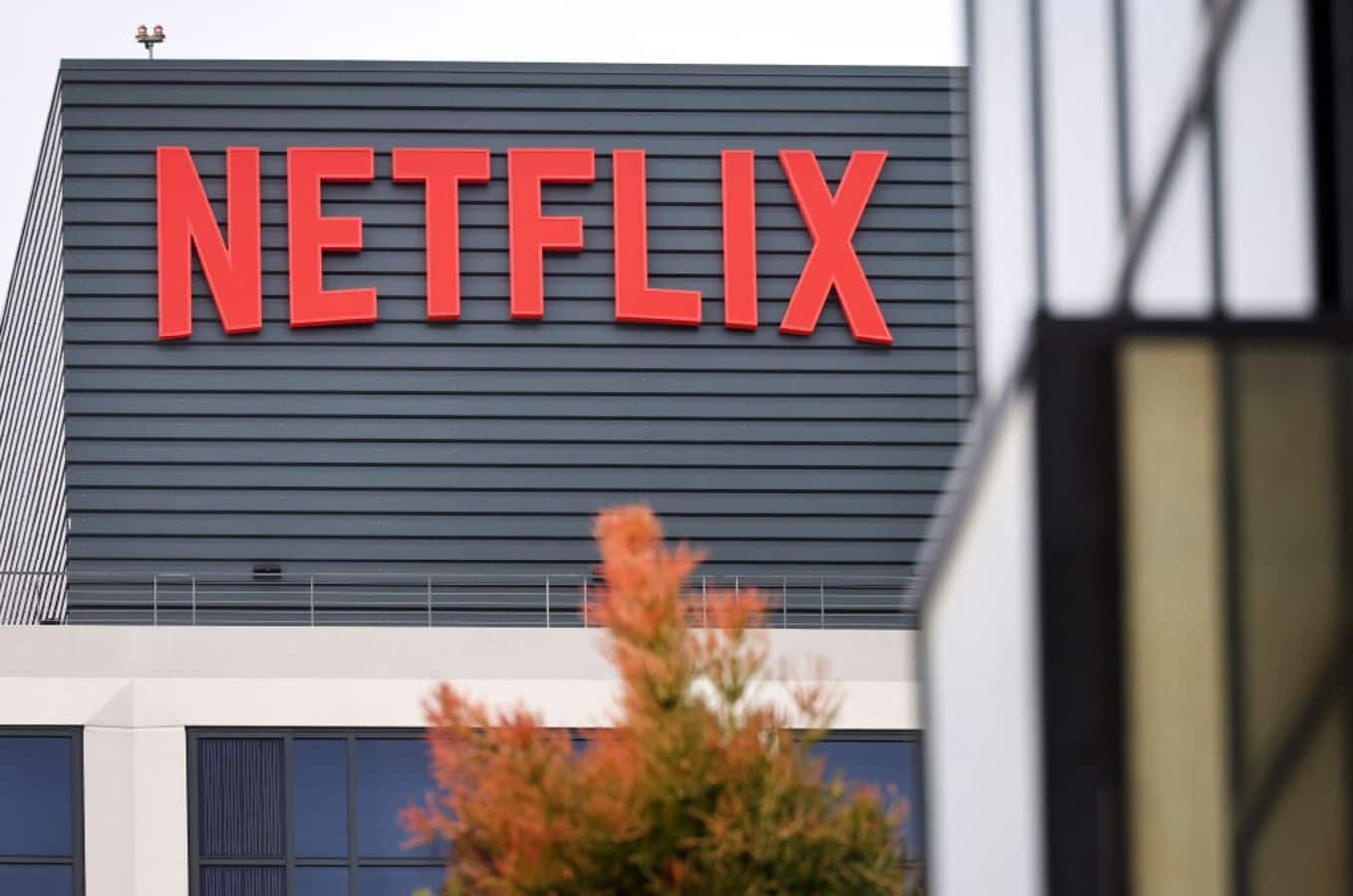 Netflix Analyst Projects 10% Stock Upside On Healthy Growth Trends, But Retail Hesitates