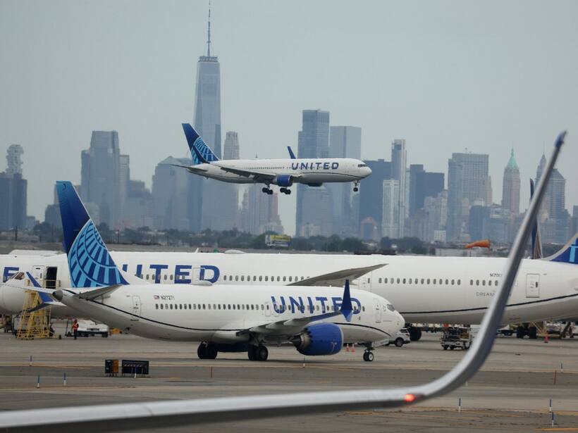 United Airlines Stock In Spotlight After Firm Accelerates Timeline To Bring Starlink Services Onboard: Retail’s Unswayed