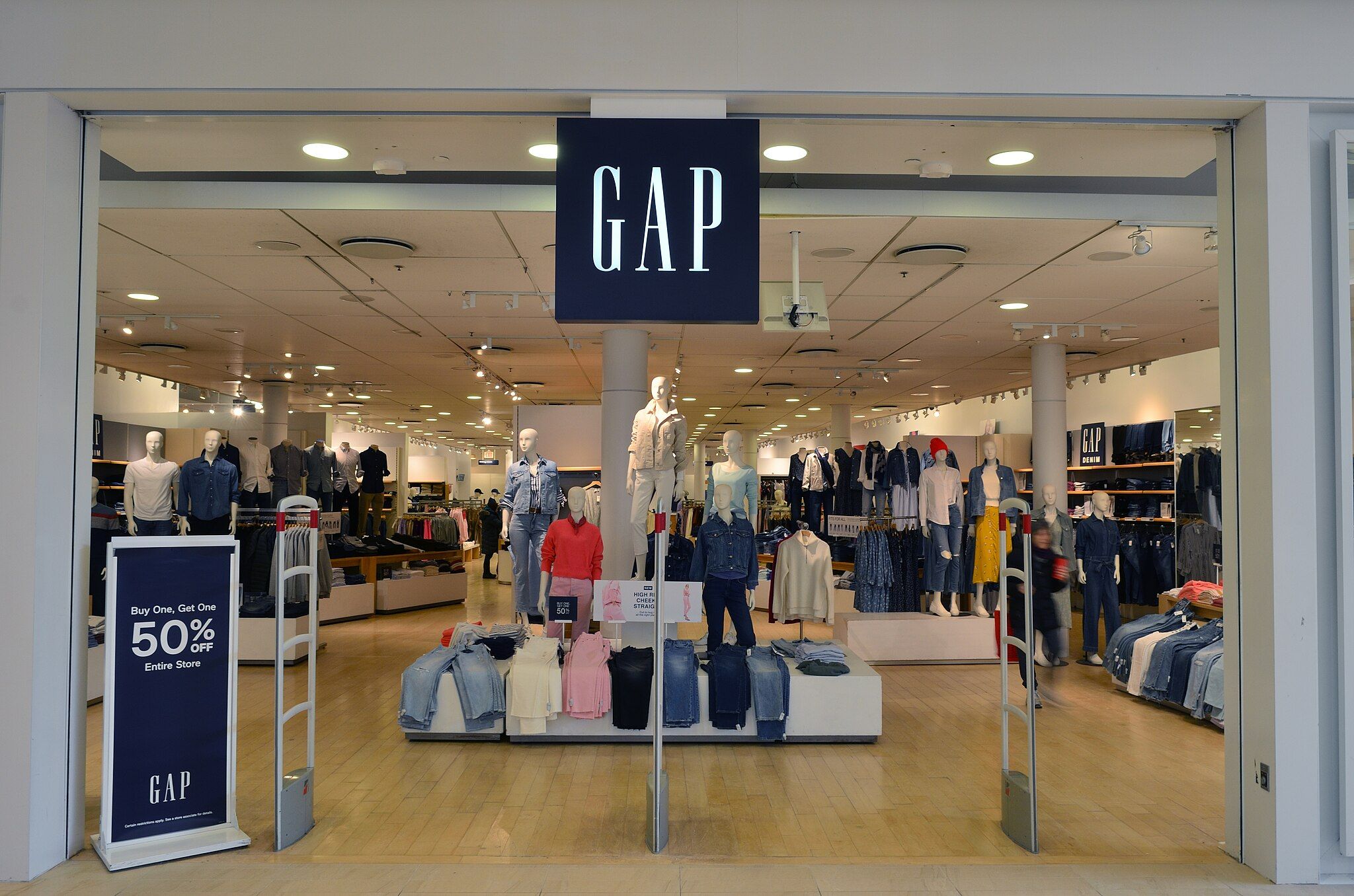 GAP Stock Rises Before Q3 Earnings, But Retail Sentiment Slides