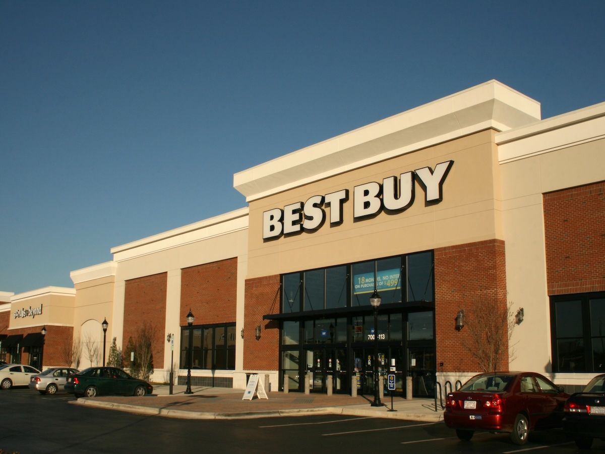 Best Buy Stock Dips Pre-Market On Weak Q3 Earnings, Slashed Guidance: Retail Sentiment Hits Year’s Low