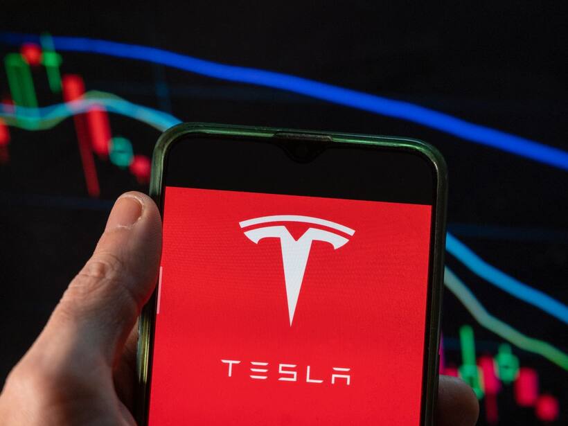 Tesla Stock On Track To Snap Back 3 Session Losses: Retail Cautious Ahead Of Q4 Deliveries Report